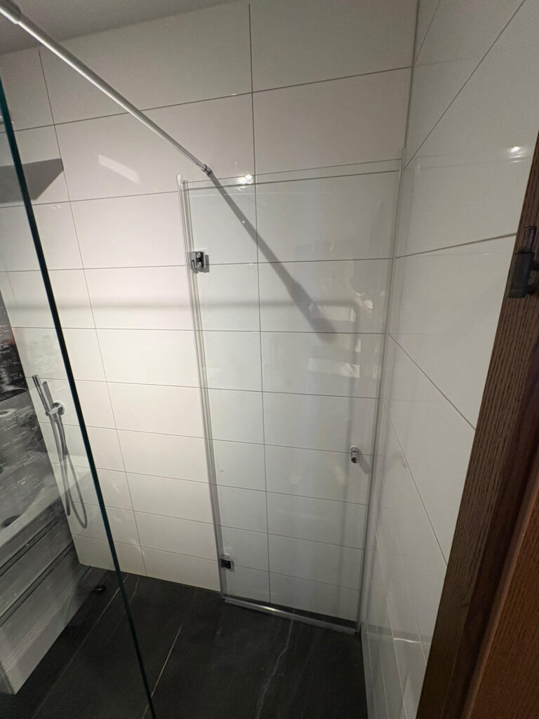 Aus Walk-In-Dusche wird eien Eckdusche