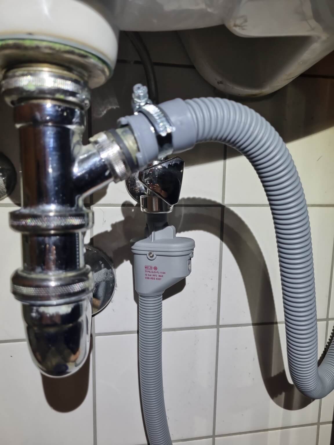 Siphon mit Schlauchtülle und Abflussschlauch